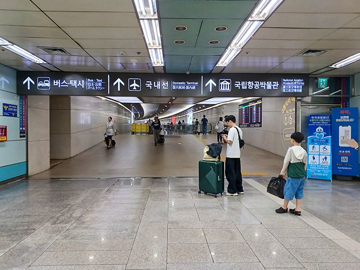 4.地下鉄駅を通りすぎ、さらに「国内線」と書かれた案内板にそって進めばOK