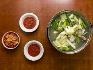 鶏の旨みがストレートに味わえる人気の韓国料理「タッカンマリ」