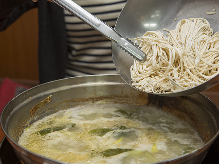 シメには生の麺を投入