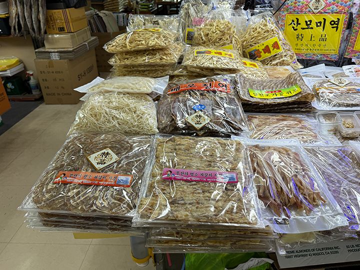 スルメやカワハギなどが買えます
