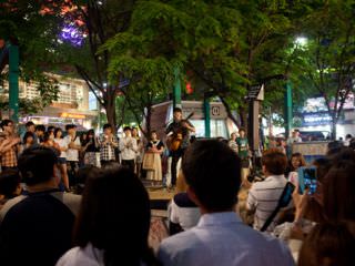 ヒット曲をカバーするグループや学生バンドなどのストリートライブも見物