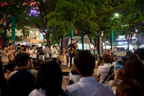 ヒット曲をカバーするグループや学生バンドなどのストリートライブも見物