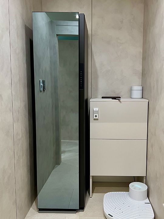 ボディドライヤー(右下)と洋服のホコリ除去・消臭ができるSUMSUNG(サムソン)のエアドレッサー(左)