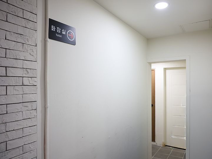 お手洗いは店内の奥に男女別にあり