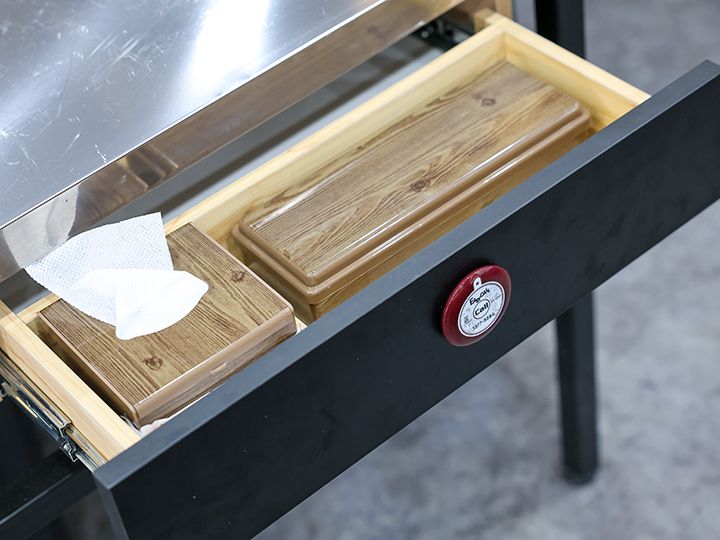 呼び出しベル、お箸・スプーンはテーブル横の引き出しに収納