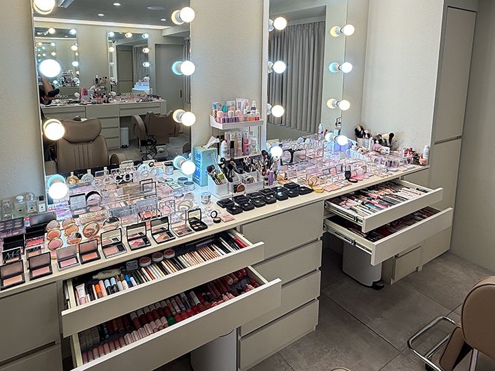 女優ライトがあるメイク台