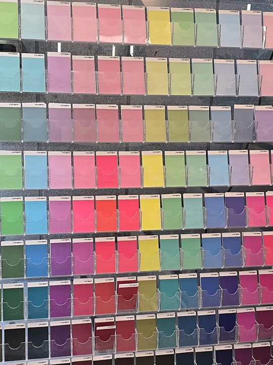 入口にはパーソナルカラー診断時にもらえるカードがずらり