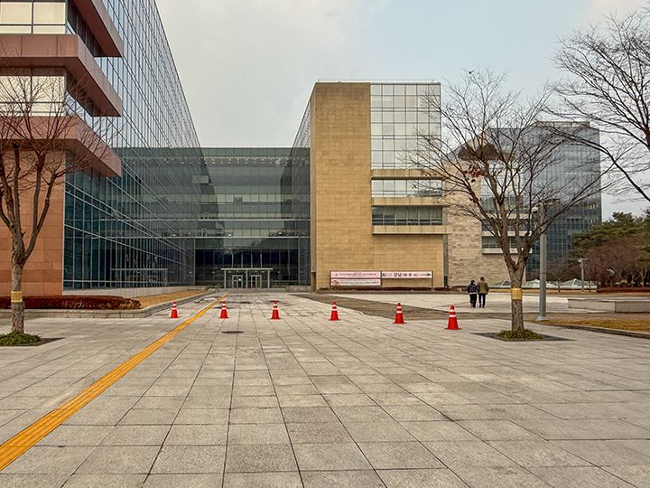 一番、右の建物へ