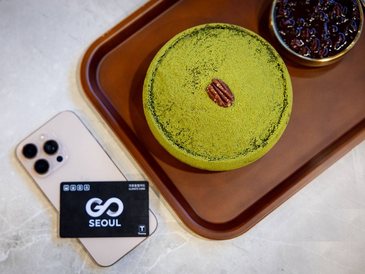 スマートフォン(iPhone 16 Pro)や交通カードとサイズを比較