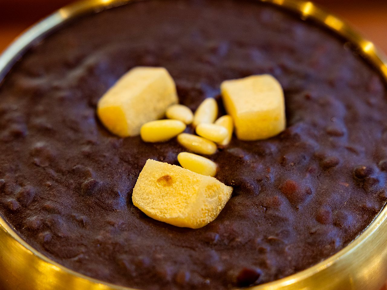 きなこ餅と松の実がトッピング