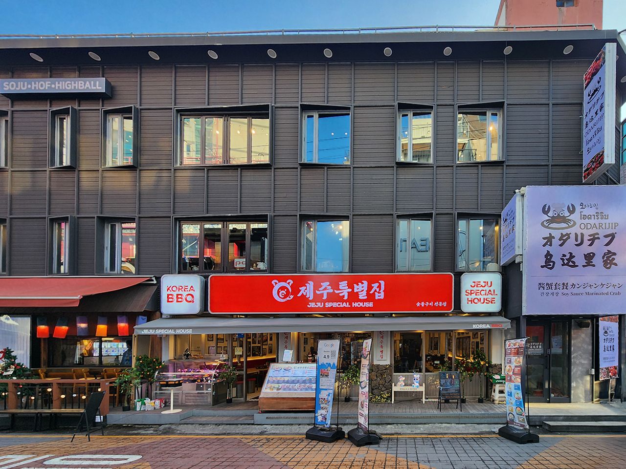 建物の右側に入口が