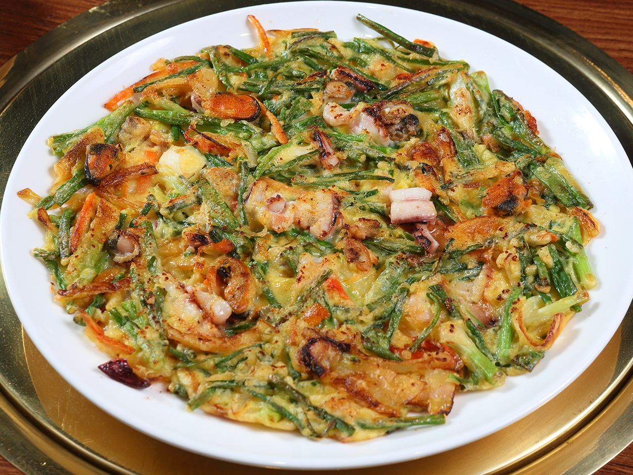 明洞店での販売実績をもとに、弘大店の「海鮮チヂミ」は、特大サイズのイカを使い、食感・ボリューム共に満足できる一品に仕上げました。