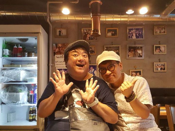 オダリチプを訪問したグルメリポーター・彦摩呂(左)と、オーナー(右)