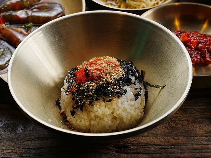 1.韓国海苔が入った「トビコ入りご飯」に、カンジャンケジャンの醤油ダレをスプーン4~5杯ほどかけ、軽く混ぜ合わせます。