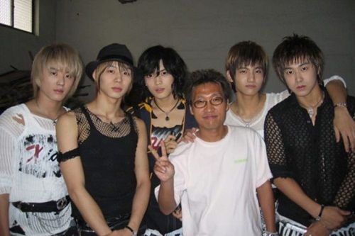 東方神起、JYJとオーナー(中央)
※店舗外で撮影