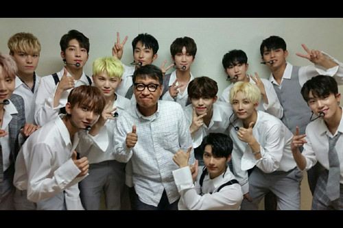 SEVENTEENのメンバーとオーナー(中央)