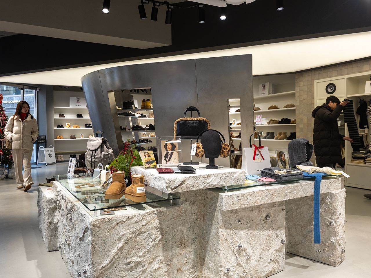 白とシルバーを基調にしたお洒落な雰囲気の店内