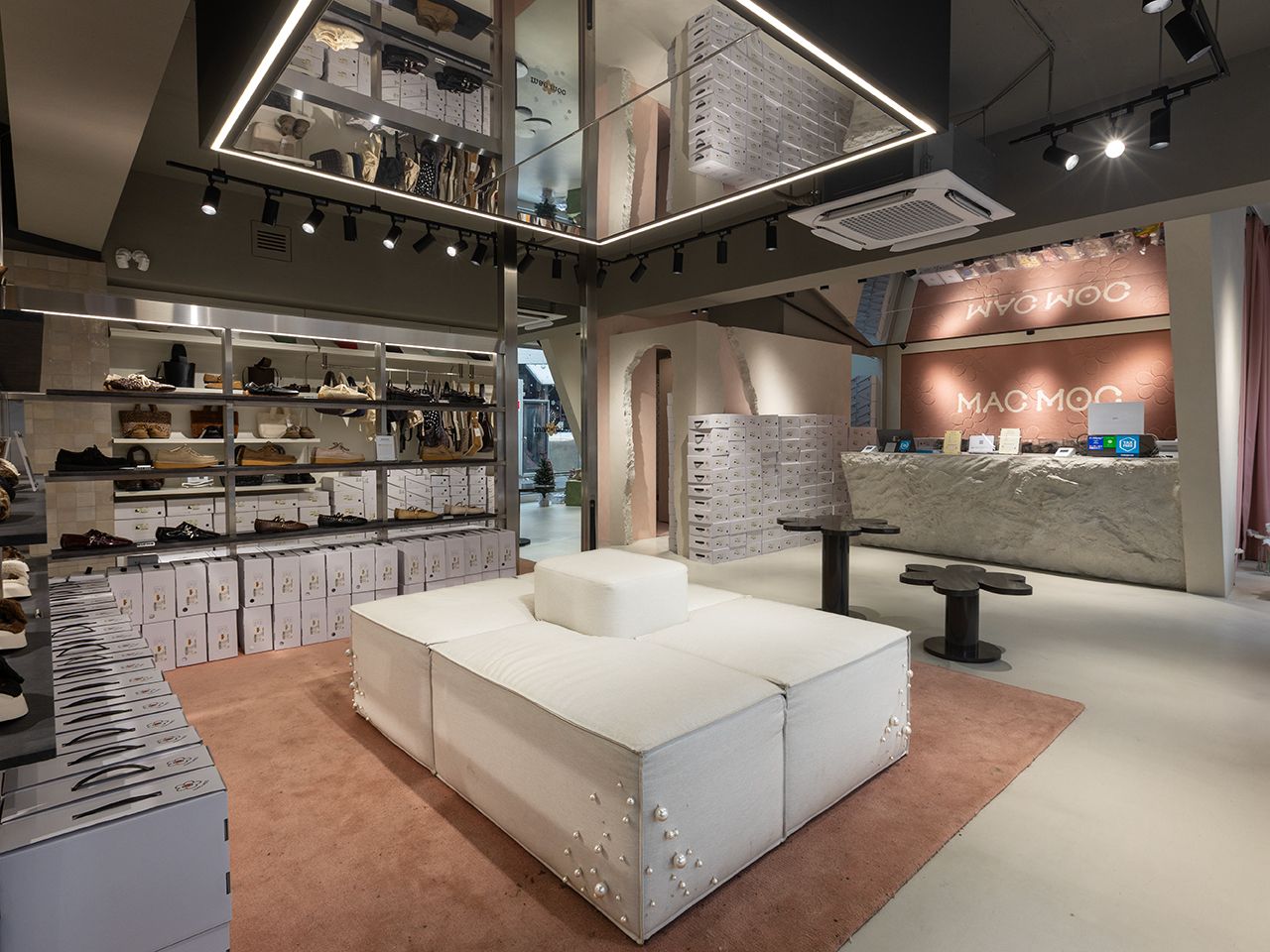 広々とした空間に大きなソファーが配されている