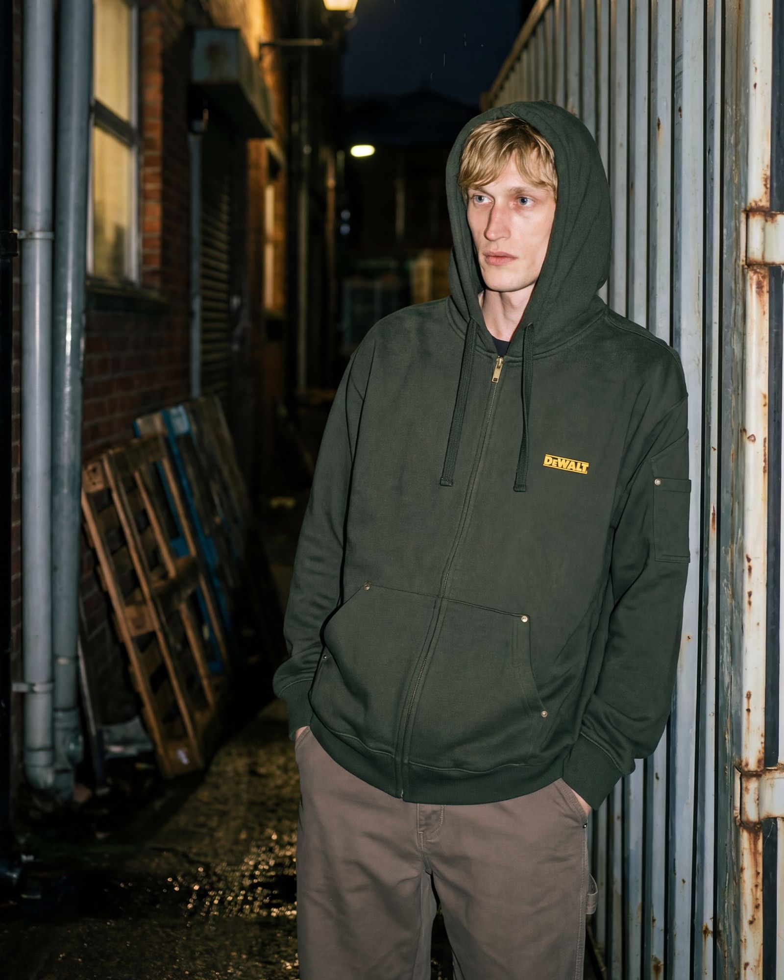 カラーはブラック、カーキー、ネイビー、チャコールグレーの4色展開