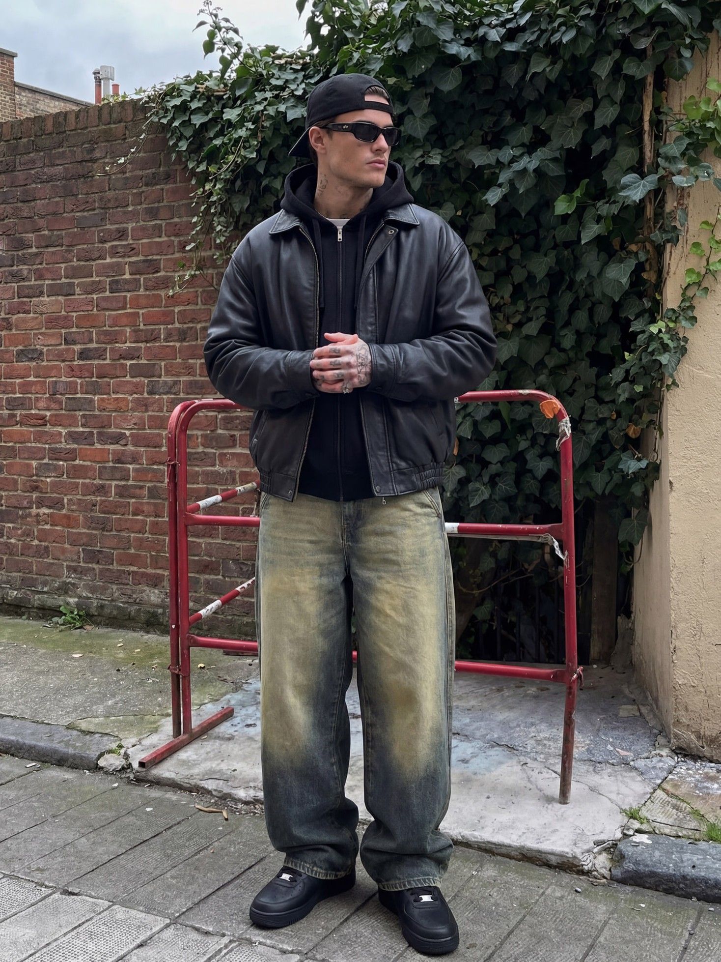 カラーはブラック、グレー、ブラウン、ネイビーの4色展開