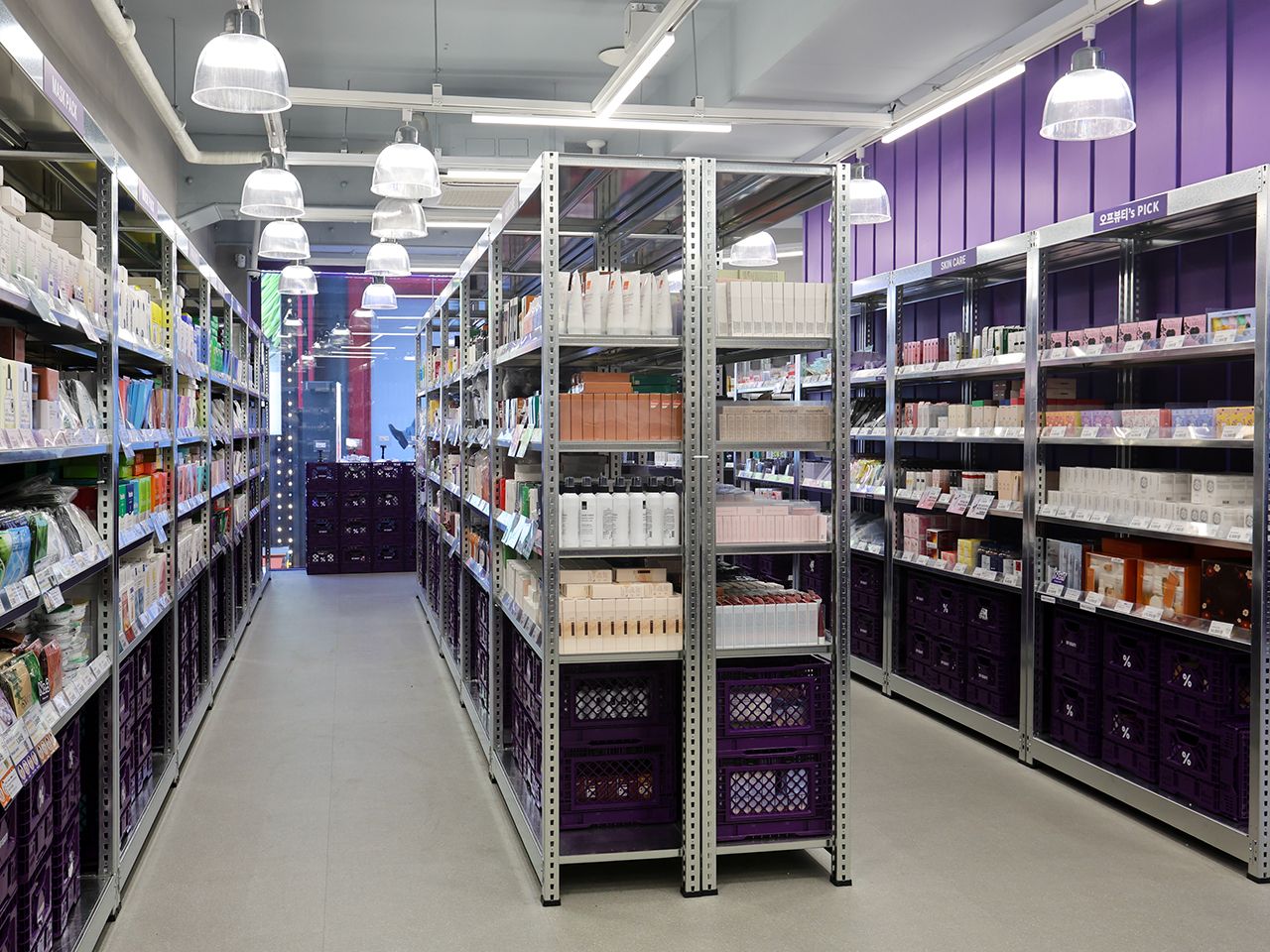 広々とした店内には人気の韓国コスメがずらり