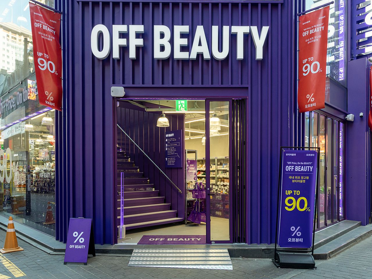 入り口にも90%オフの看板が