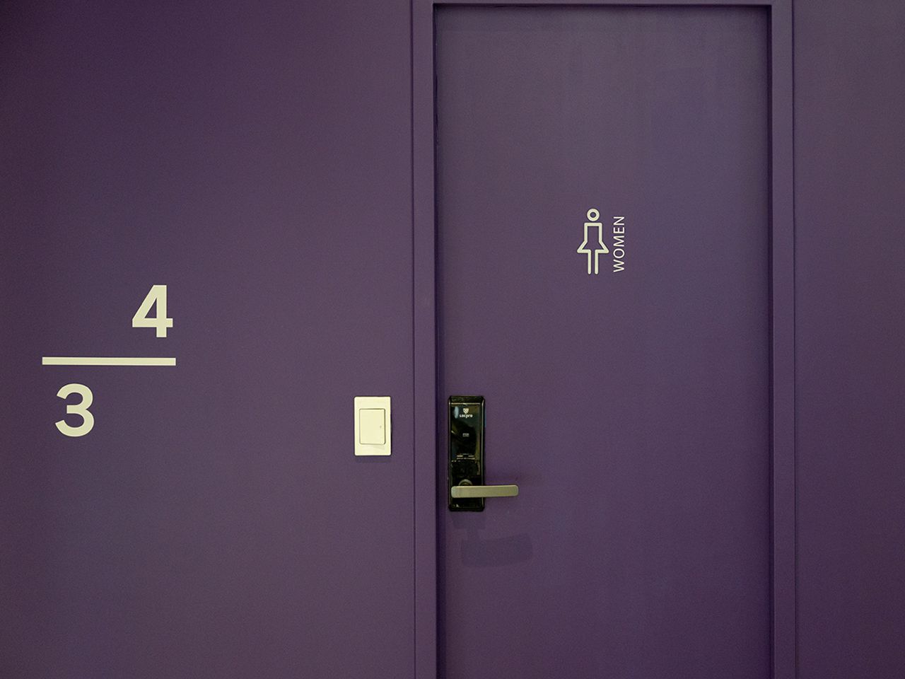 4階に上がる階段の途中にトイレも