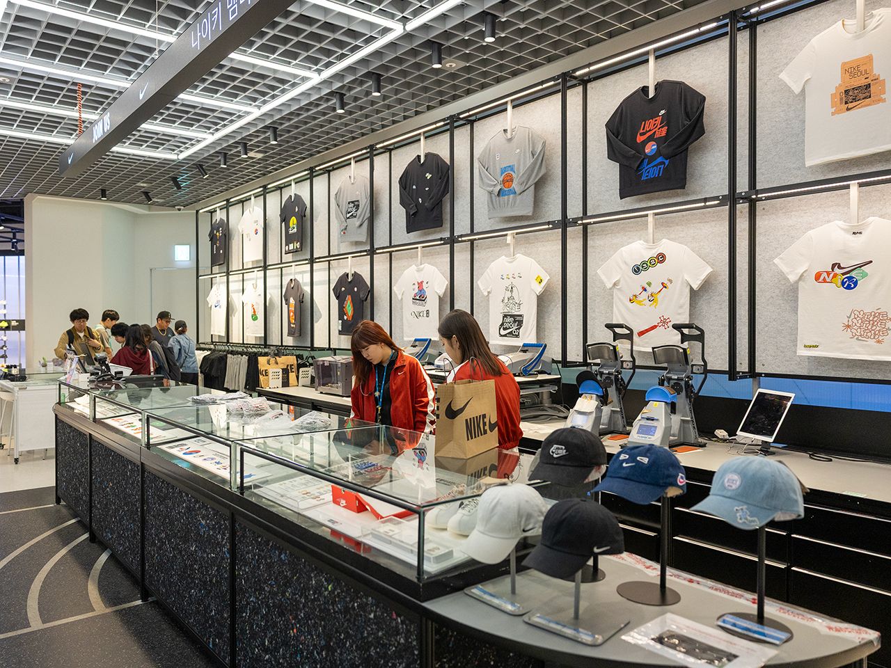 ★超希少！特大！「韓国 ナイキ ストア」限定 ポスター（額付）NIKE 古着屋 Nike Doota｜東大門(ソウル)のショッピング店｜韓国旅行「コネスト」
