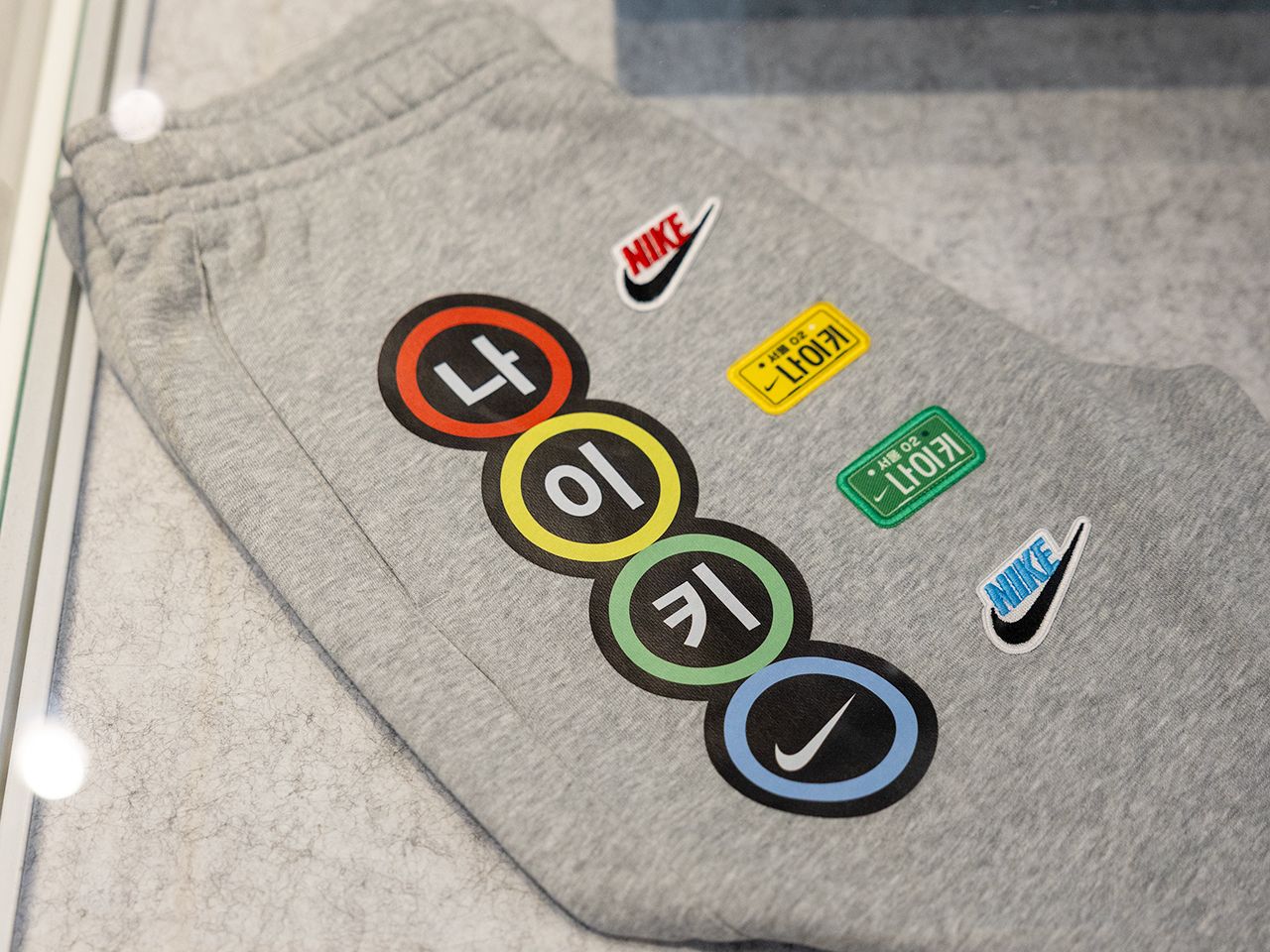 ★超希少！特大！「韓国 ナイキ ストア」限定 ポスター（額付）NIKE 古着屋 Nike Doota｜東大門(ソウル)のショッピング店｜韓国旅行「コネスト」