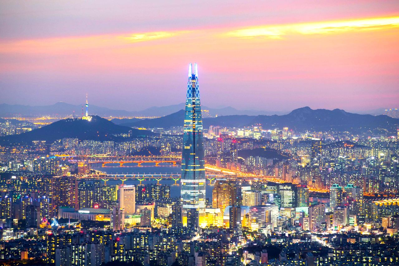 ソウルの夜景
ロッテワールドタワー(手前)やNソウルタワー(奥)の高層展望台からはソウルの街を一望。7色にライトアップされた姿を地上から鑑賞するのもおすすめです。
