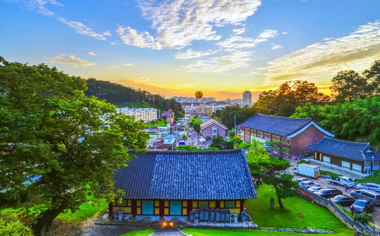 清州郷校(チョンジュ・ヒャンギョ)
郷校(ヒャンギョ)は、かつての王朝・高麗と朝鮮時代に、地方ごとに置かれた学校です。朝鮮時代中期(1568年)に建てられ、二度の移転を経てその姿を今日に残す清道郷校では、韓屋の瓦屋の独特な様式などを見学することができます。