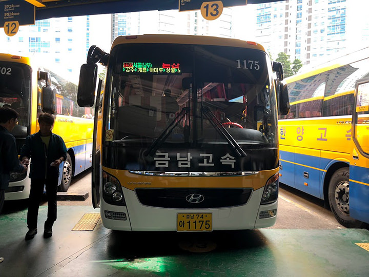 フロント部分に発車時刻、目的地、経由地の表示あり