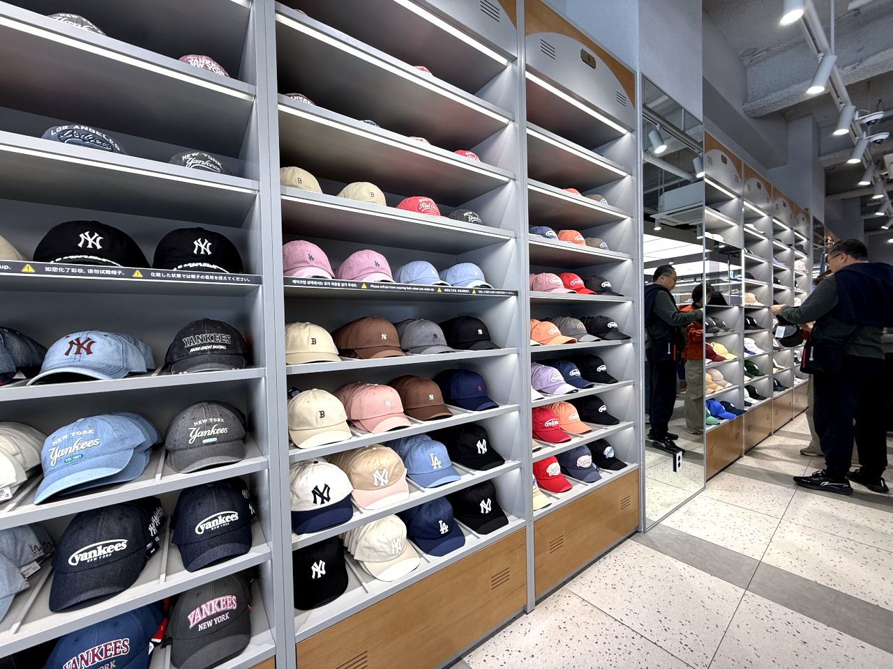 MLB明洞店舗購入品 MLB 明洞中央店｜明洞(ソウル)のショッピング店｜韓国旅行「コネスト」