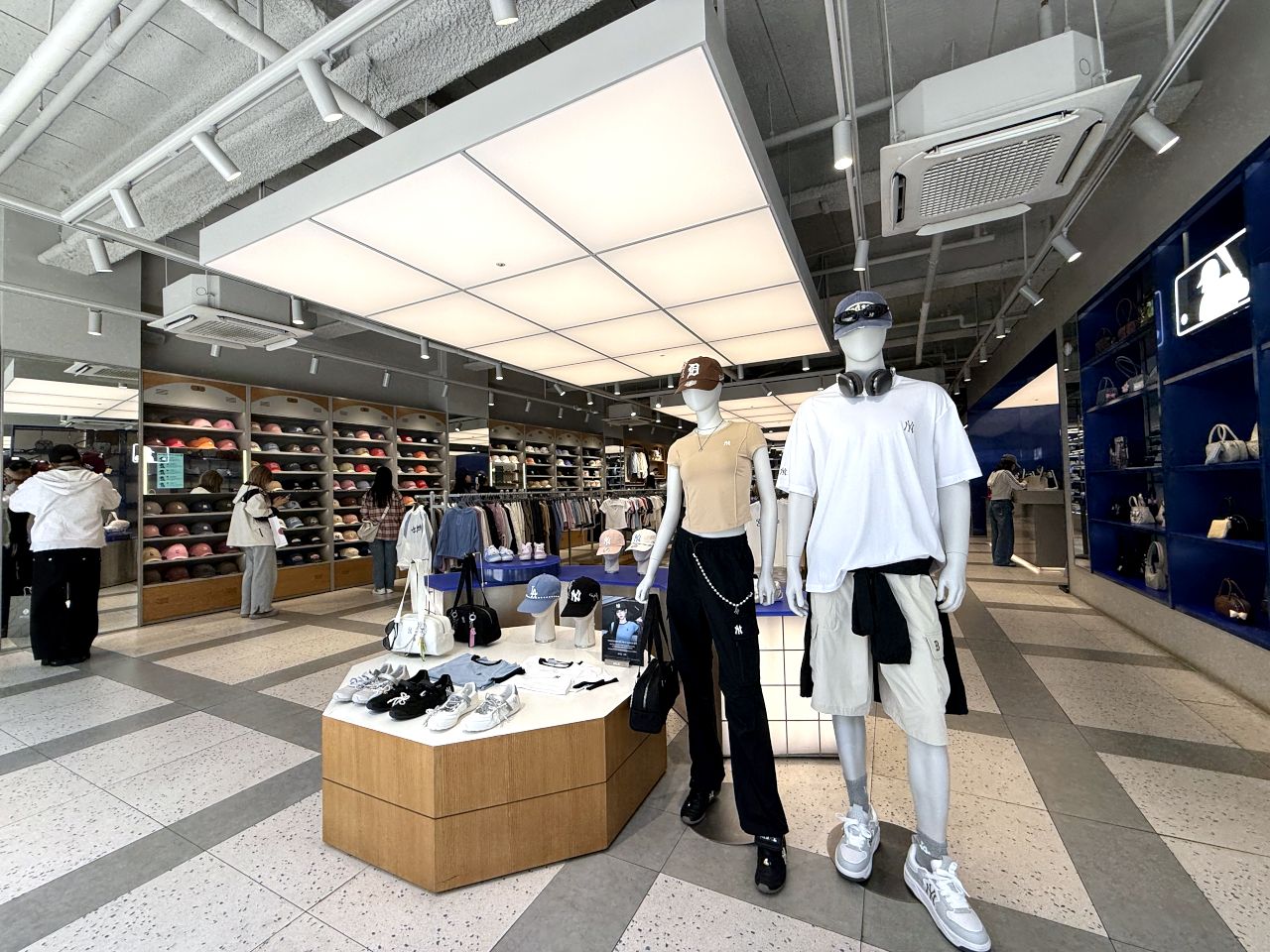 MLB 明洞中央店｜明洞(ソウル)のショッピング店｜韓国旅行「コネスト」