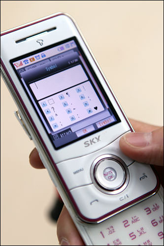 1.SMS作成欄で「記号(기호、Symbol)」を表示します。(ボタン式なら、カーソルを中心に右上のボタンをプッシュします。言語設定が韓国語なら1回、英語なら3回)