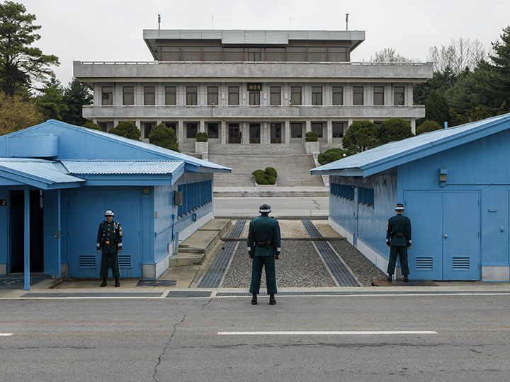 【匿名配送・限定品】DMZ非武装地帯 鉄条網盾 韓国 38度線 愛の不時着 DMZ 非武装地帯 追憶の三十八度線 | イ・キュヒョン, 宮本 尚寛 |本