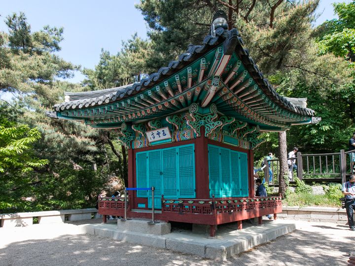 「五雲亭(オウンジョン)」
朝鮮時代末期、興宣大院君が景福宮を再建する際にに建てられた東屋で、漢字で書かれた扁額は、初代大統領、李承晩の直筆です。