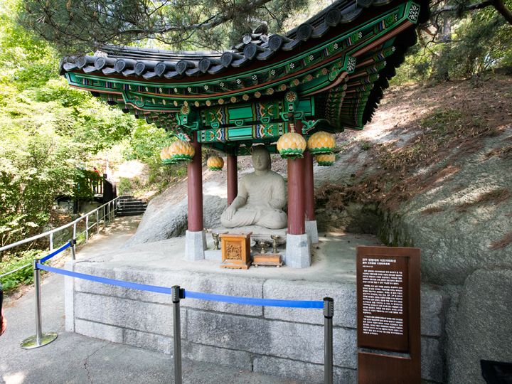 「慶州(キョンジュ) 方形台座 石造如来坐像」
9世紀の統一新羅の時代に作られたとされる石像で、凛々しい表現から別名「美男仏」とも呼ばれています。日本の植民地時代に慶州の南山からソウルへと運ばれました。