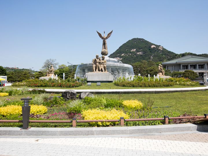 西側の噴水広場