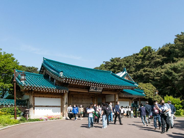 官邸入口の仁寿門(インスムン)
