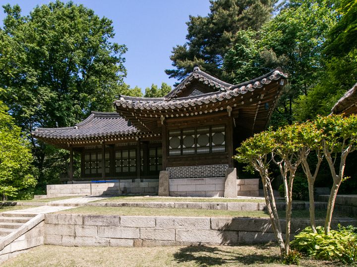 「枕流閣(チムニュガッ)」
「青瓦台」が建てられる以前から敷地内にあった由緒ある建物で、朝鮮時代の高官たちが風流を楽しんだ場所と伝えられています。