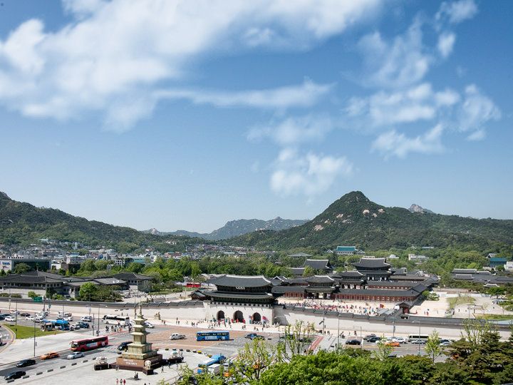 「景福宮」の奥に見える「青瓦台」と「北岳山」 ※大韓民国歴史博物館 屋上庭園から撮影