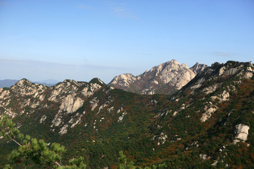 峰々に岩肌が見られる