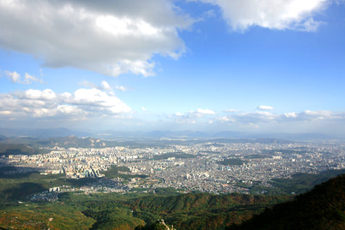遠くに漢江が見えます
