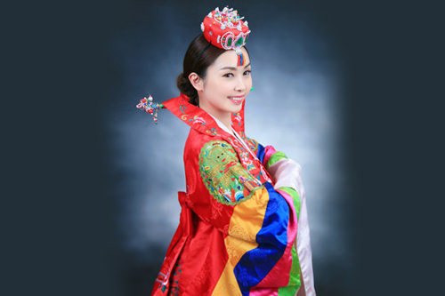 頭の冠がチョットゥリ