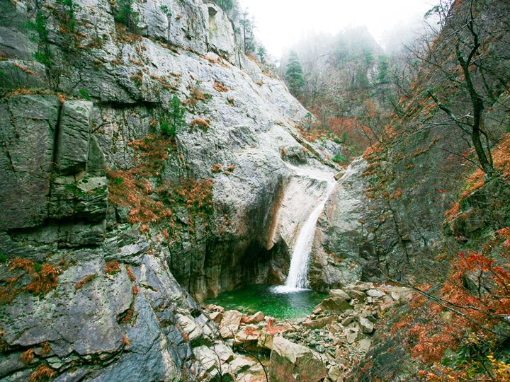 千仏洞渓谷
「千仏洞(チョンブルトン)」とは仏像に似た岩が千体あるとされてついた名前。韓国三大渓谷のひとつ。