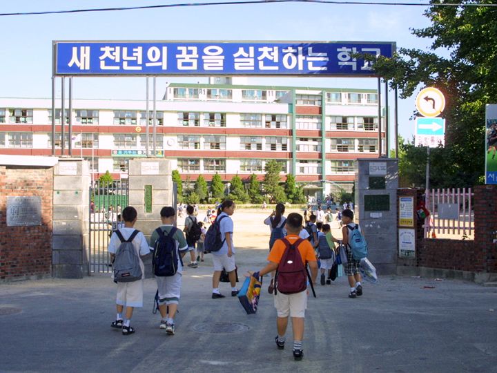 長期休みは夏、冬、春の3回で日本と同じ