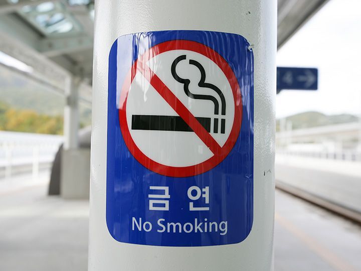 女子トイレがタバコ臭い…ことはもうない
女性がタバコを吸うなんて!という時代も過ぎ、トイレを含め禁煙区域も増えました。