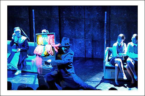 地下鉄の車内販売…もほとんどない
取り締まりが厳しくなり、数は激減。ミュージカル「地下鉄1号線(写真)」のモノ売りシーンも伝説に。