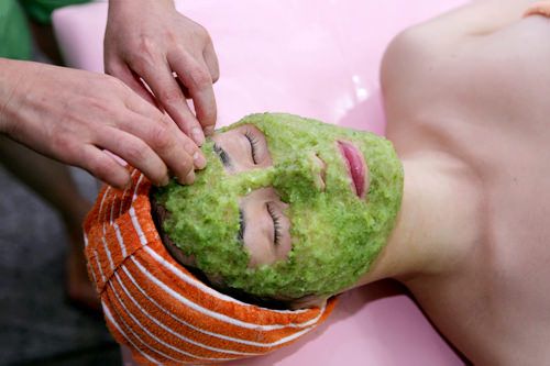 6.パック、シャンプー・リンス
パック(キュウリパックや海藻パックなど)で肌ケア。髪はシャンプーとリンスで仕上げます。お店によっては顔と全身のマッドペインティング(泥パック)も含まれています。